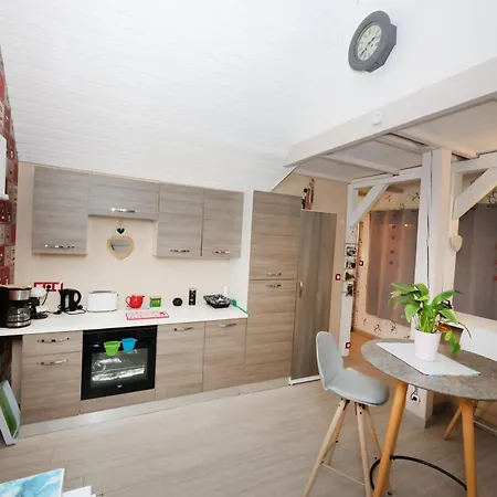 Le Clocher Aux Cigognes Au Village De Lägenhet