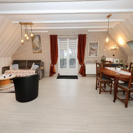 Le Clocher Aux Cigognes Au Village De Lägenhet *